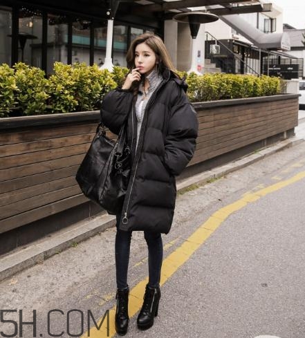 黑色羽絨服配什么顏色毛衣？黑色羽絨服搭配毛衣圖片