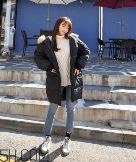 黑色羽絨服配什么顏色毛衣？黑色羽絨服搭配毛衣圖片