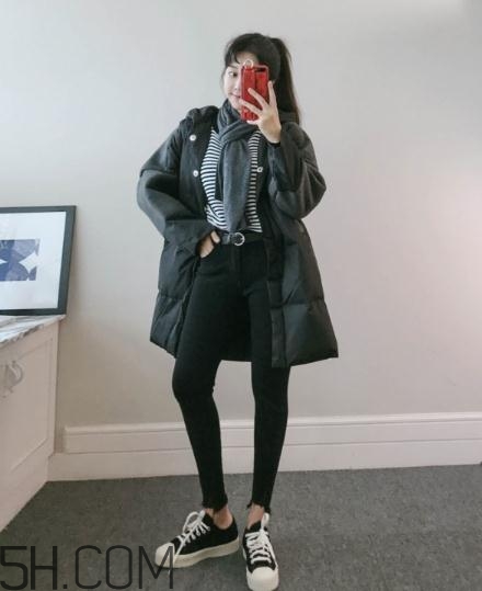 黑色羽絨服配什么顏色毛衣？黑色羽絨服搭配毛衣圖片