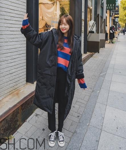 黑色羽絨服配什么顏色毛衣？黑色羽絨服搭配毛衣圖片