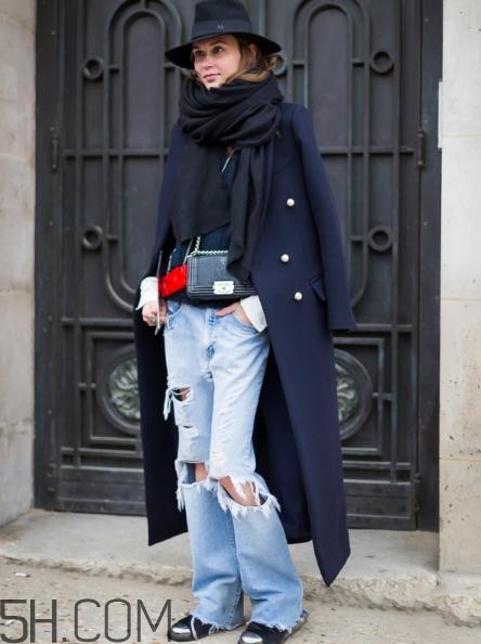 深藍色大衣配什么顏色圍巾？深藍色大衣搭配圍巾圖片