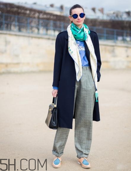 深藍色大衣配什么顏色圍巾？深藍色大衣搭配圍巾圖片