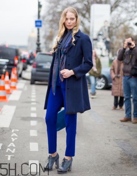 深藍色大衣配什么顏色圍巾？深藍色大衣搭配圍巾圖片