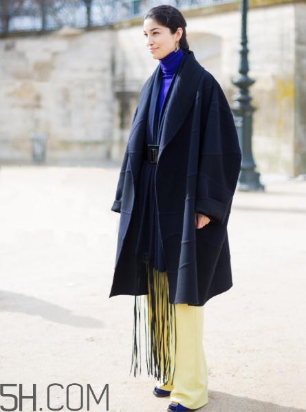 深藍色大衣配什么顏色圍巾？深藍色大衣搭配圍巾圖片