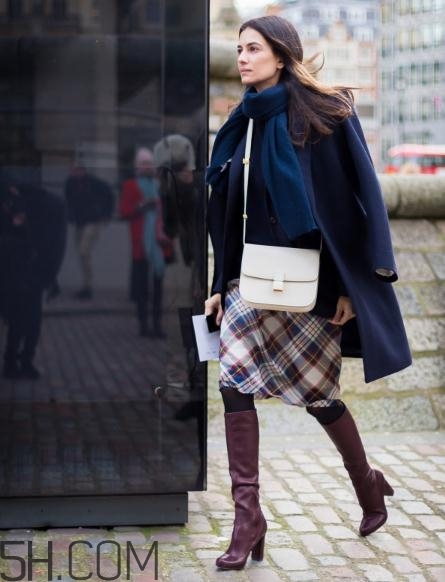 深藍色大衣配什么顏色圍巾？深藍色大衣搭配圍巾圖片