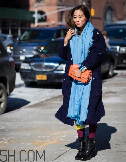 深藍色大衣配什么顏色圍巾？深藍色大衣搭配圍巾圖片