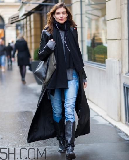 黑色大衣配什么顏色圍巾？黑色大衣搭配圍巾圖片