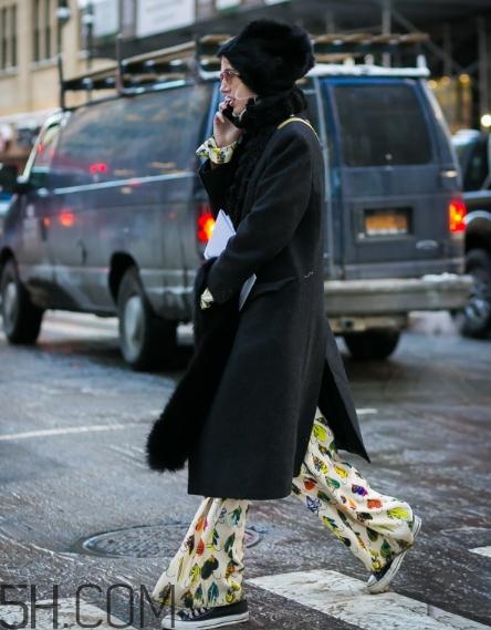 黑色大衣配什么顏色圍巾？黑色大衣搭配圍巾圖片