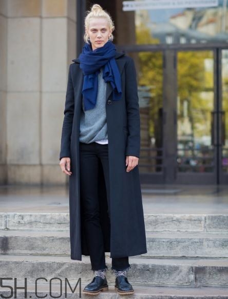 黑色大衣配什么顏色圍巾？黑色大衣搭配圍巾圖片