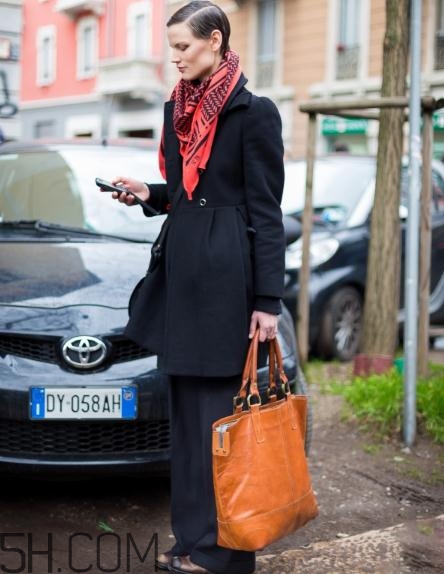 黑色大衣配什么顏色圍巾？黑色大衣搭配圍巾圖片