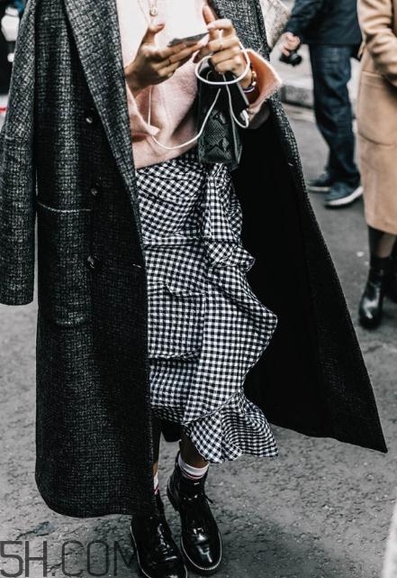 灰色格子大衣怎么搭配？灰色格子大衣搭配圖片