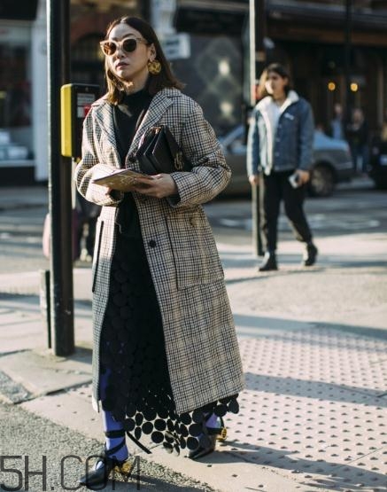 棕色格子大衣怎么搭配？棕色格子大衣搭配圖片