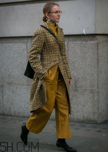 棕色格子大衣怎么搭配？棕色格子大衣搭配圖片