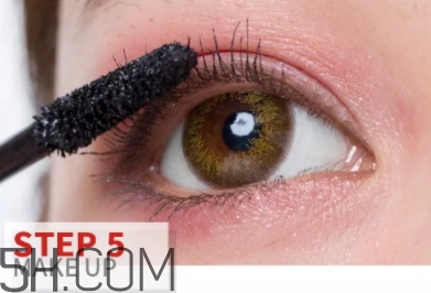 玫紅色口紅配什么眼影？玫紅色口紅眼影顏色搭配