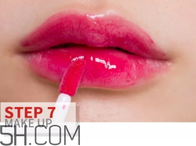 玫紅色口紅配什么眼影？玫紅色口紅眼影顏色搭配