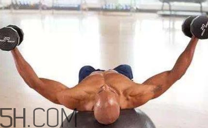 啞鈴飛鳥練哪里的肌肉？啞鈴飛鳥怎么做？