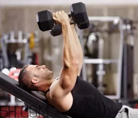 啞鈴飛鳥(niǎo)用多重的啞鈴？啞鈴飛鳥(niǎo)怎么呼吸？