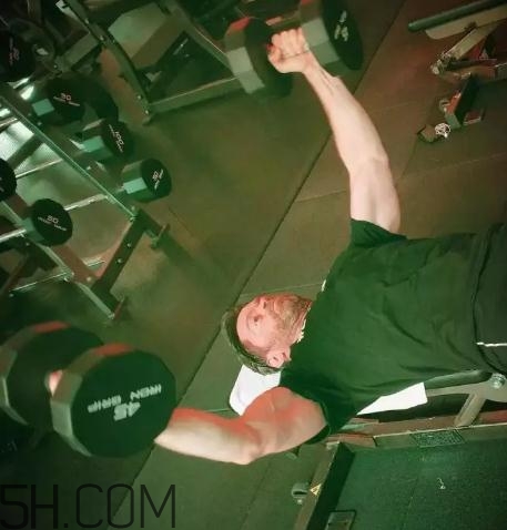 啞鈴飛鳥(niǎo)肩膀疼是什么原因？啞鈴飛鳥(niǎo)傷肩關(guān)節(jié)嗎？