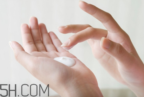 德國(guó)小甘菊護(hù)手霜真假怎么辨別？晚上用護(hù)手霜的好處