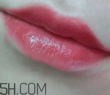 西瓜紅口紅適合什么膚色？西瓜紅口紅適合黃皮嗎？