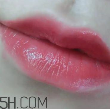 西瓜紅口紅適合什么膚色？西瓜紅口紅適合黃皮嗎？