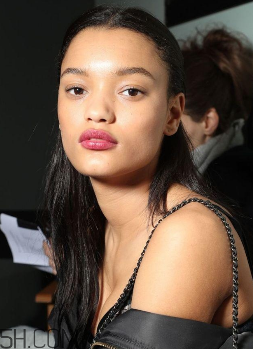 口紅到底應(yīng)該怎么涂？吻唇妝具體畫法