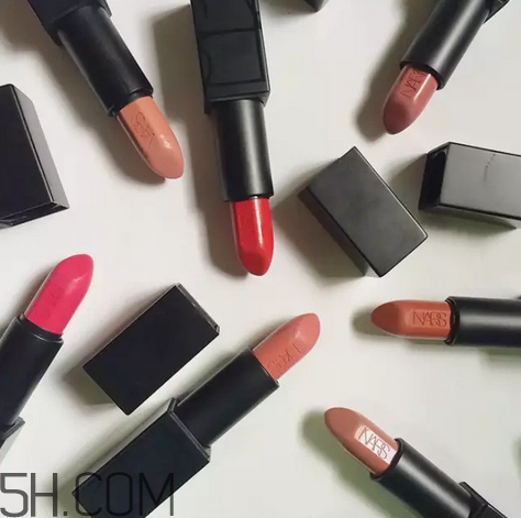 涂口紅前用bb打底可以嗎？最近比較火的口紅品牌有哪些？