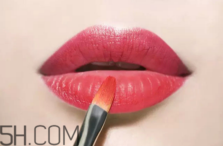 怎樣應(yīng)對(duì)唇妝脫妝問(wèn)題？涂口紅前怎樣用bb打底？