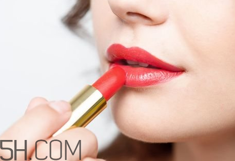怎么正確擦口紅？如何改善嘴唇干燥脫皮？