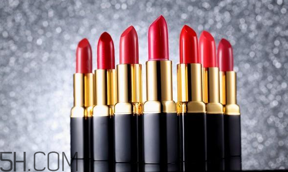 紅唇妝適合怎樣的人？嘴巴大涂口紅的注意事項