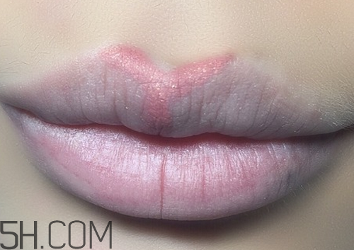 口紅到底應(yīng)該怎么涂？吻唇妝具體畫法