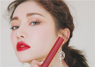 秋冬適合涂什么顏色的口紅？怎么涂口紅持久不掉色？