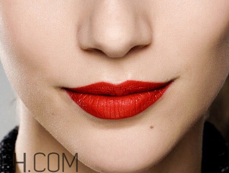 紅唇妝適合怎樣的人？嘴巴大涂口紅的注意事項