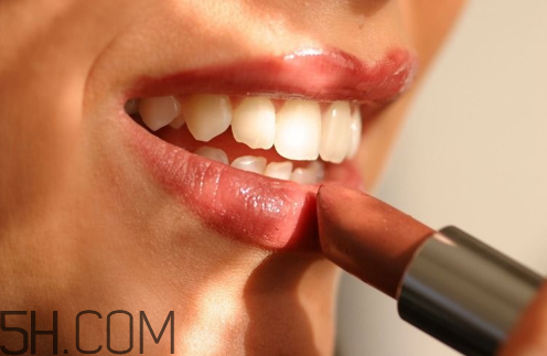 怎樣應(yīng)對(duì)唇妝脫妝問(wèn)題？涂口紅前怎樣用bb打底？