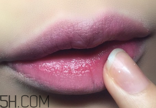 口紅到底應(yīng)該怎么涂？吻唇妝具體畫法