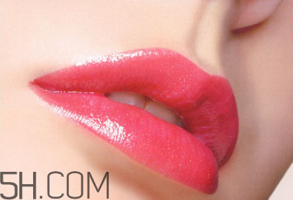 怎樣應(yīng)對(duì)唇妝脫妝問(wèn)題？涂口紅前怎樣用bb打底？