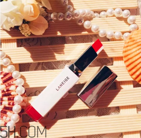 涂口紅前用bb打底可以嗎？最近比較火的口紅品牌有哪些？