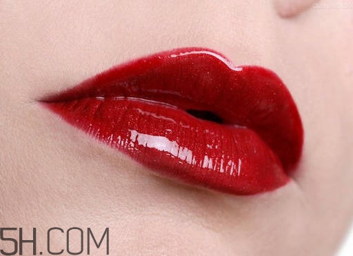 紅唇妝適合怎樣的人？嘴巴大涂口紅的注意事項