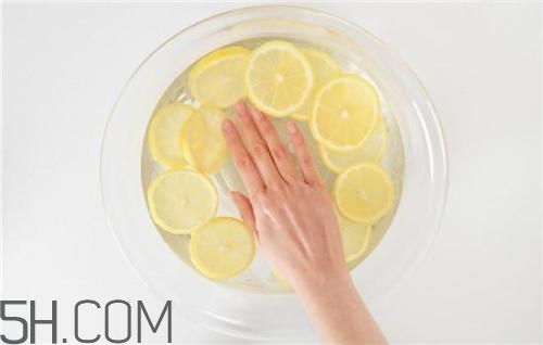 用檸檬水洗臉可以嗎？檸檬水洗臉的功效是什么呢？