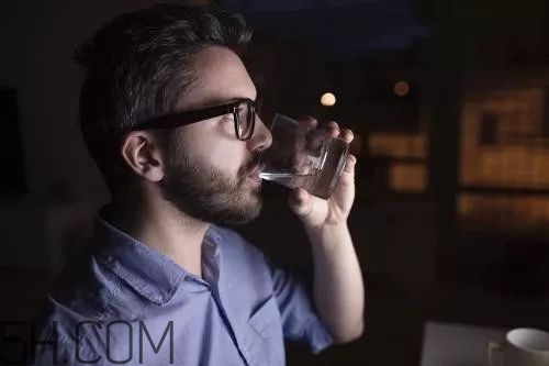 夜跑能喝水嗎？夜跑多久以后才能喝水？