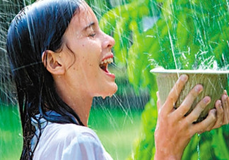 淋雨后要洗澡嗎？淋雨后不洗澡會(huì)怎么樣？