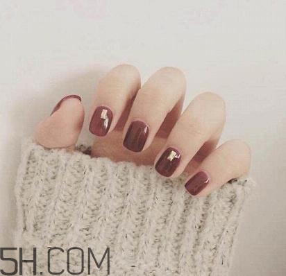 指甲軟是怎么回事？冬季美甲什么顏色好看？