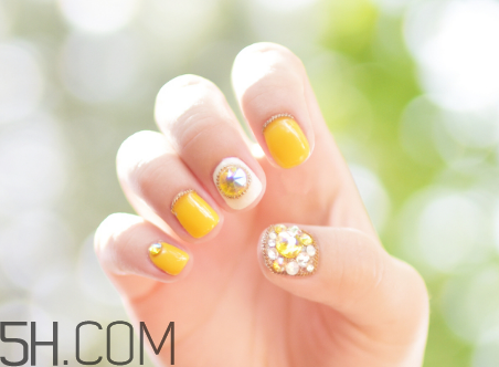 貼片美甲可以長(zhǎng)期做嗎？暖色系美甲新款式