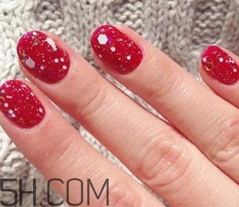 指甲軟是怎么回事？冬季美甲什么顏色好看？