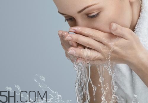 用檸檬水洗臉可以嗎？檸檬水洗臉的功效是什么呢？