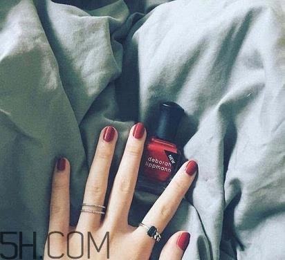 指甲軟是怎么回事？冬季美甲什么顏色好看？