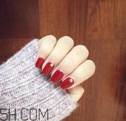 指甲軟是怎么回事？冬季美甲什么顏色好看？