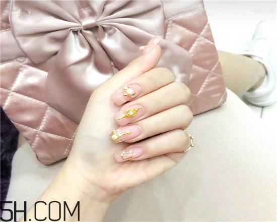 什么牌子指甲油好用？2018清新美甲圖片最新款