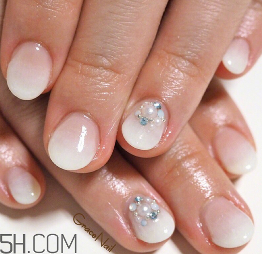 美甲什么顏色顯手白？日式美甲和普通美甲的區(qū)別