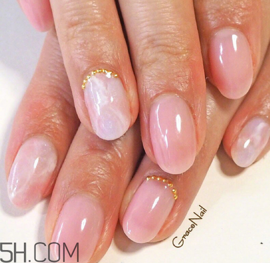 美甲什么顏色顯手白？日式美甲和普通美甲的區(qū)別